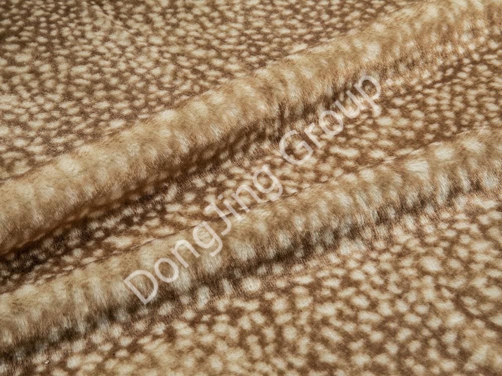 9G0560- طباعة الغزلان أوف وايت faux fur fabric