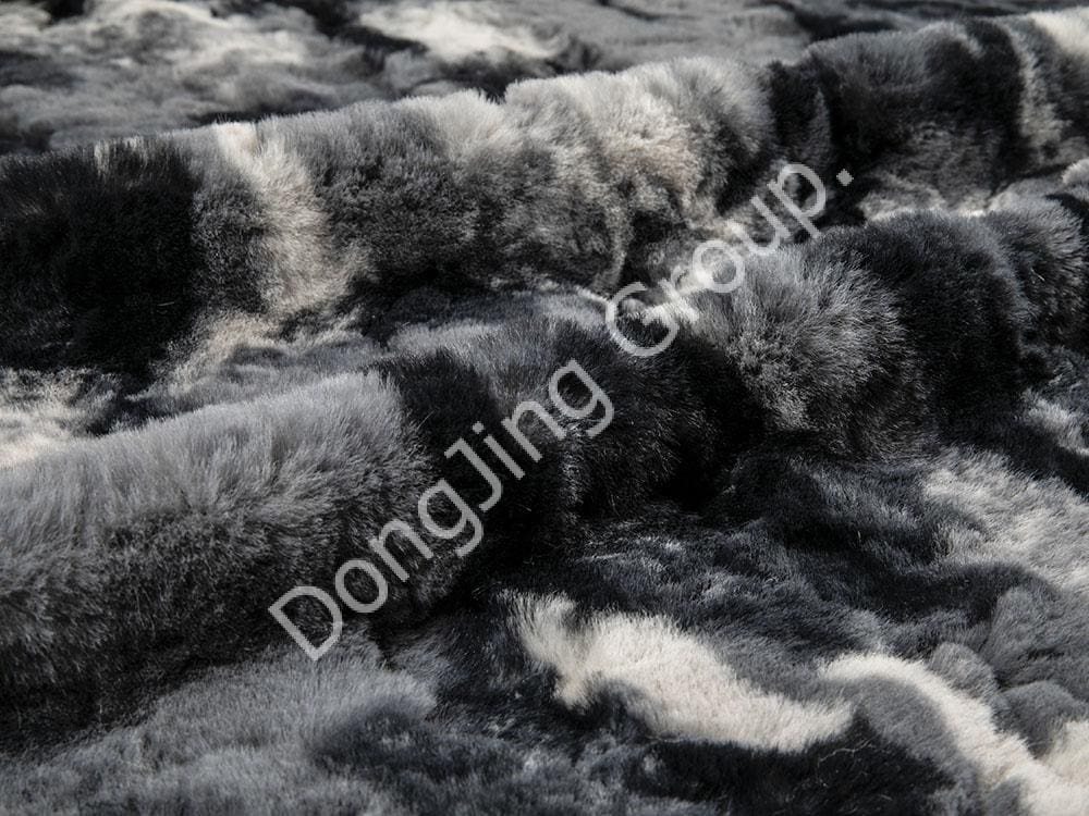 9T1342- فرشاة شعر أرنب مطبوعة بزهرة بيضاء faux fur fabric